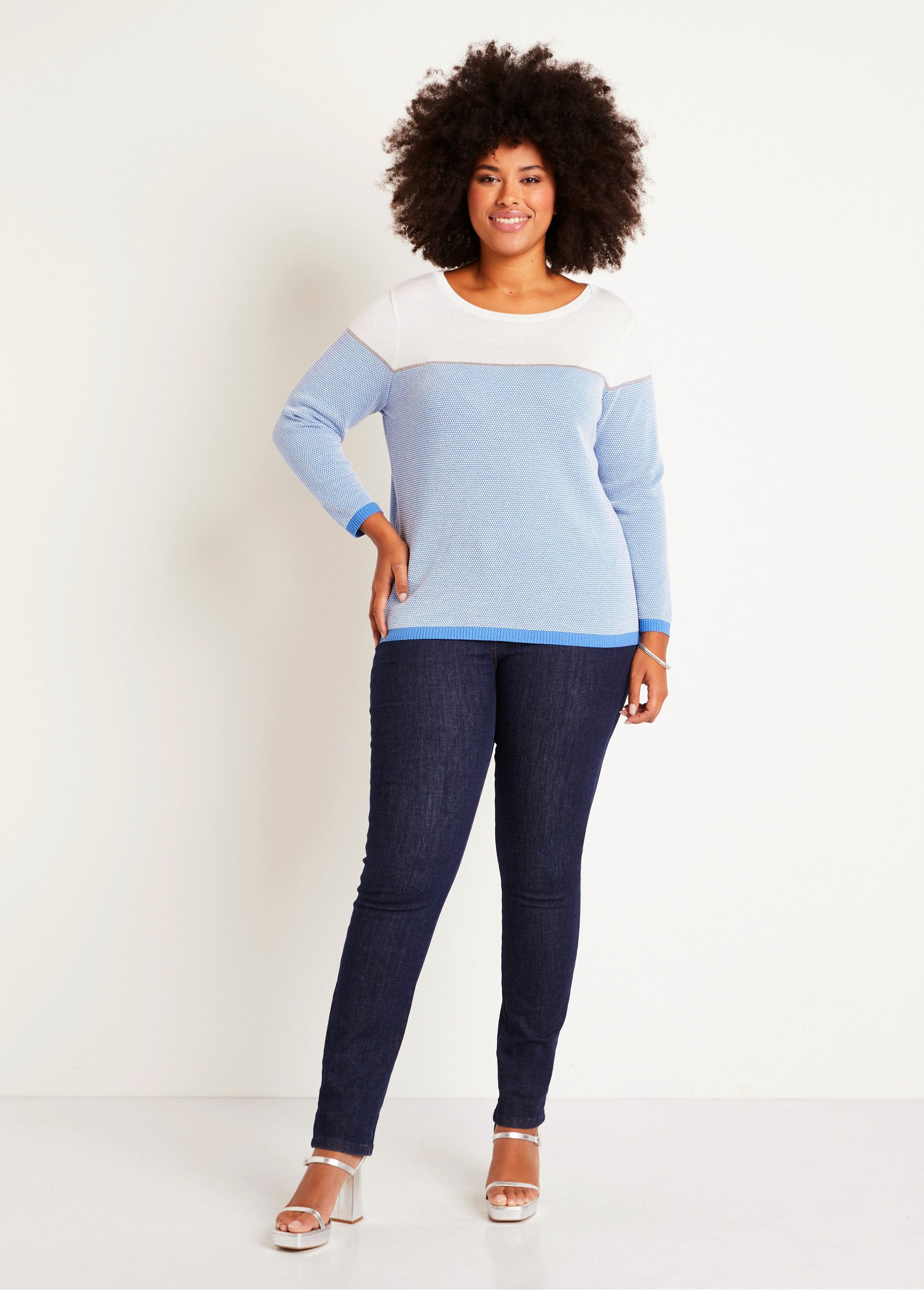 Thin_round_neck_long_sleeve_sweater_White_and_blue_SF1_curvy