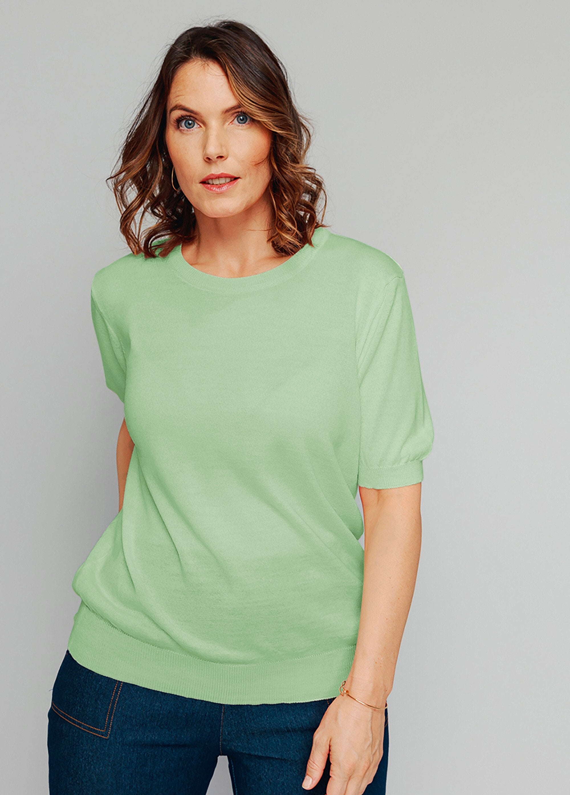 Short-sleeved_merino_wool_sweater_Nile_green_FA1_curvy