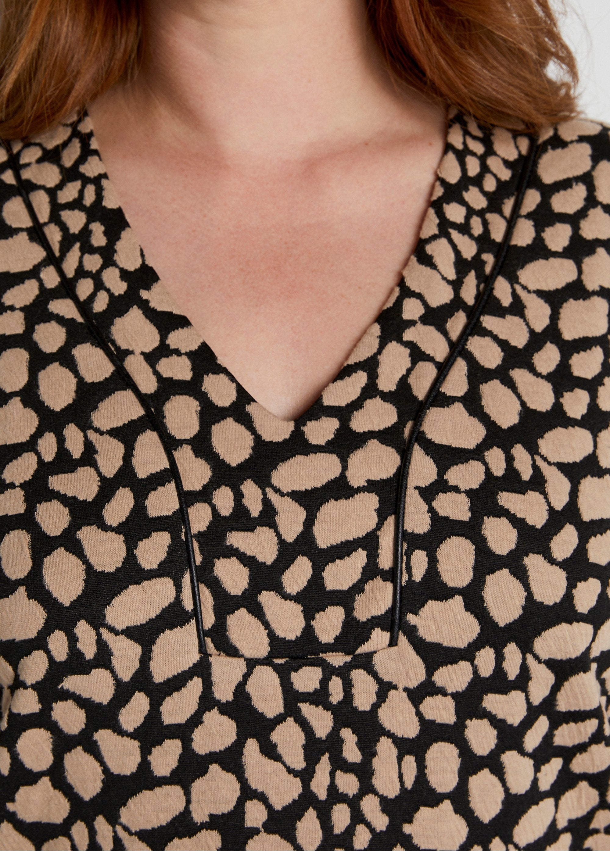 Loose_short_two-tone_jacquard_dress_Black_and_beige_DE2_curvy