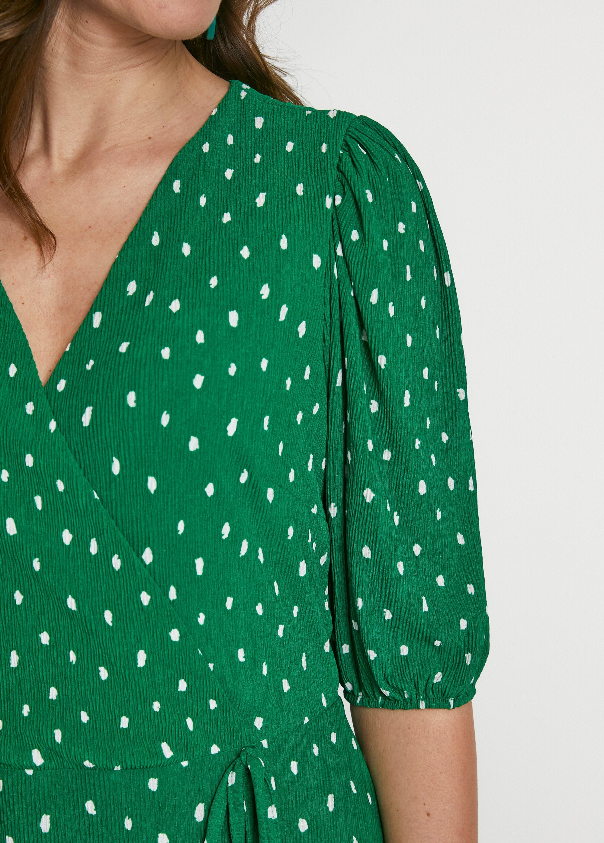 Mid-length_polka_dot_wrap_dress_Green_and_white_DE2_slim