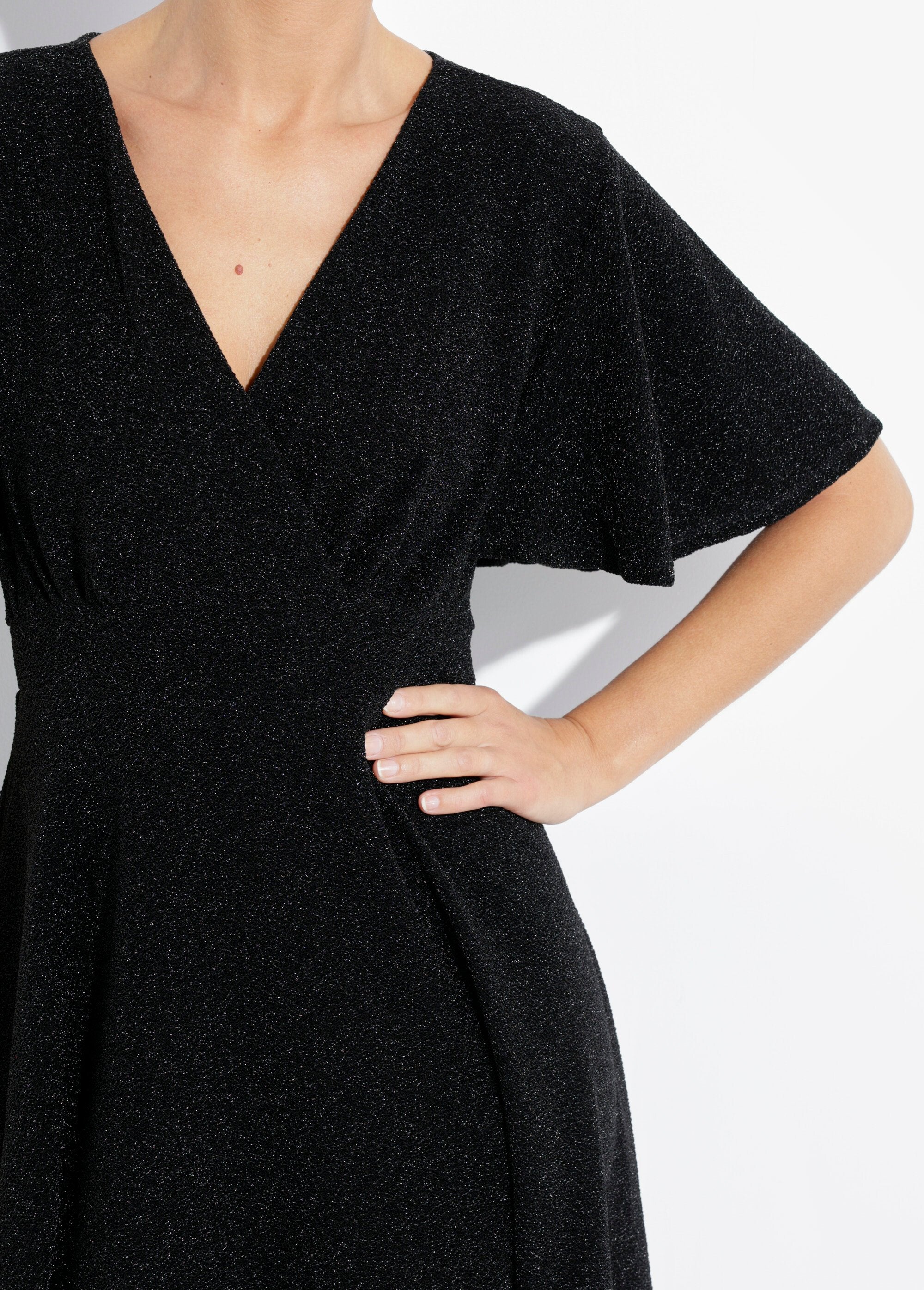 Metallic_knit_V-neck_flared_dress_Black_DE1_slim