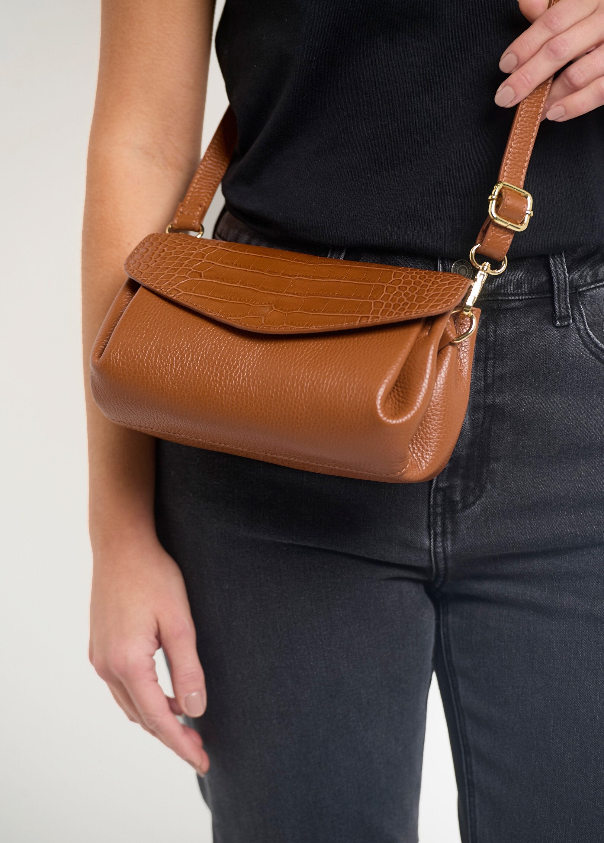 Leather_handbag_with_reptile-style_flap_camel_FA1_slim