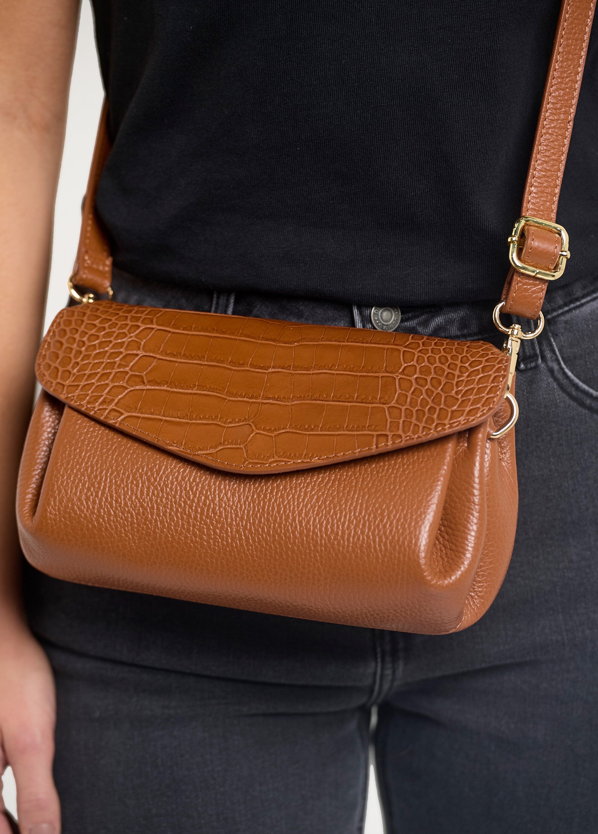 Leather_handbag_with_reptile-style_flap_camel_FA2_slim