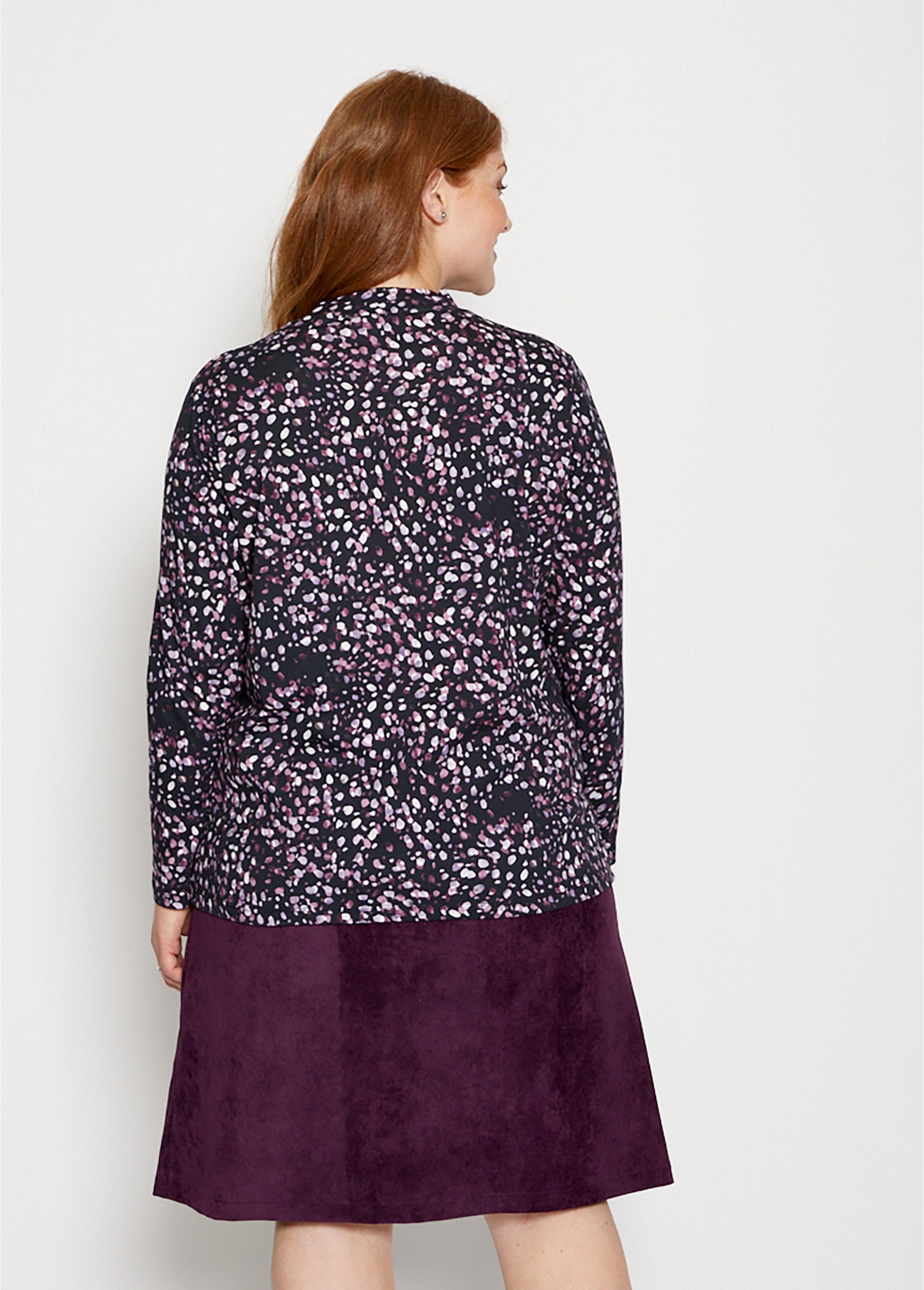 Long_supple_soft_knit_undershirt_Lilac_print_DO1_curvy