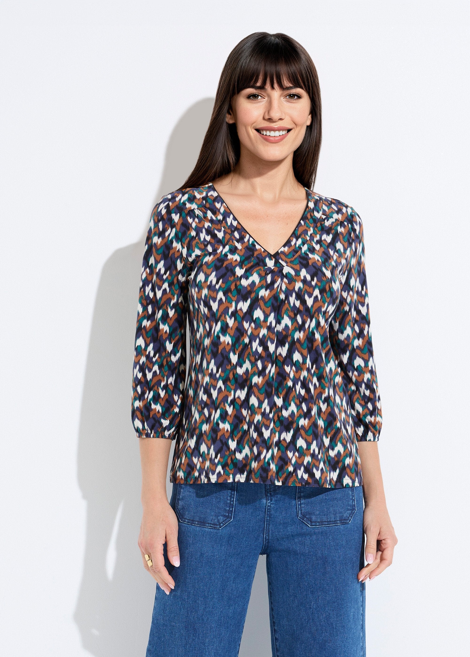 Loose_V-neck_t-shirt_with_3/4_sleeves_and_graphic_print_Navy_and_green_FA1_slim