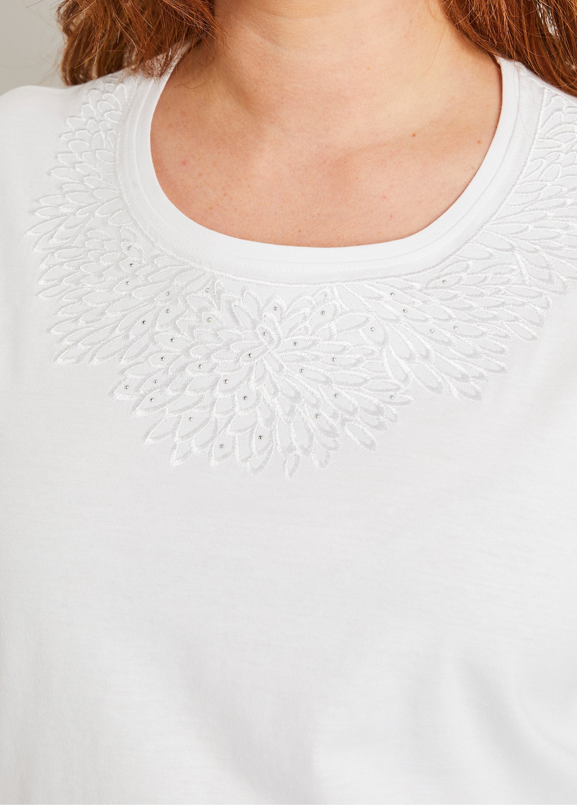 Short-sleeved_t-shirt_with_studded_embroidered_collar_White_DE2_curvy