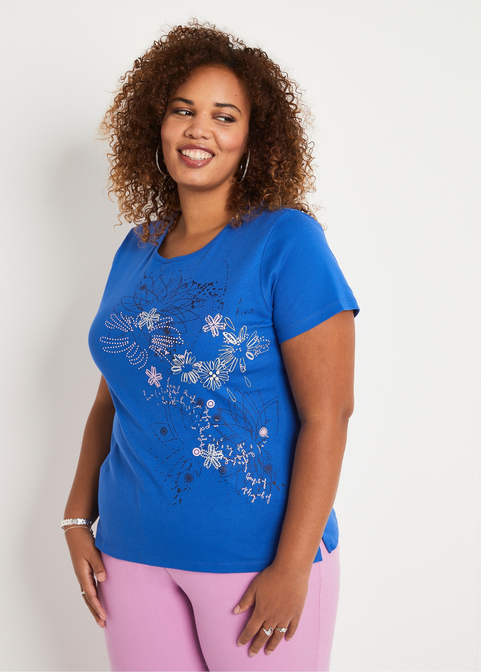 Long_floral_pattern_t-shirt_with_side_slits_Blue_FA1_curvy