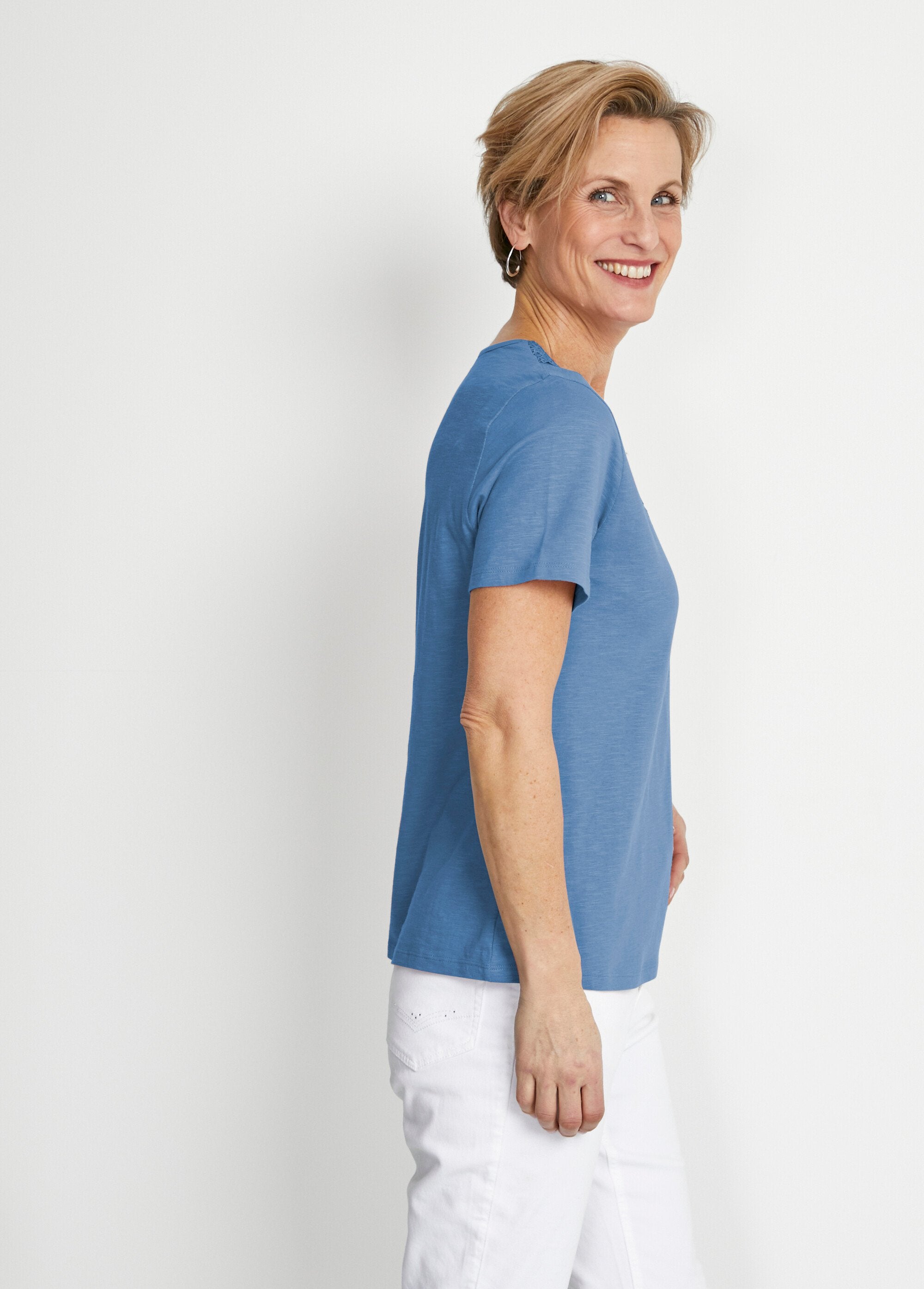 Short-sleeved_cotton_and_macramé_T-shirt_Blue_DR1_slim