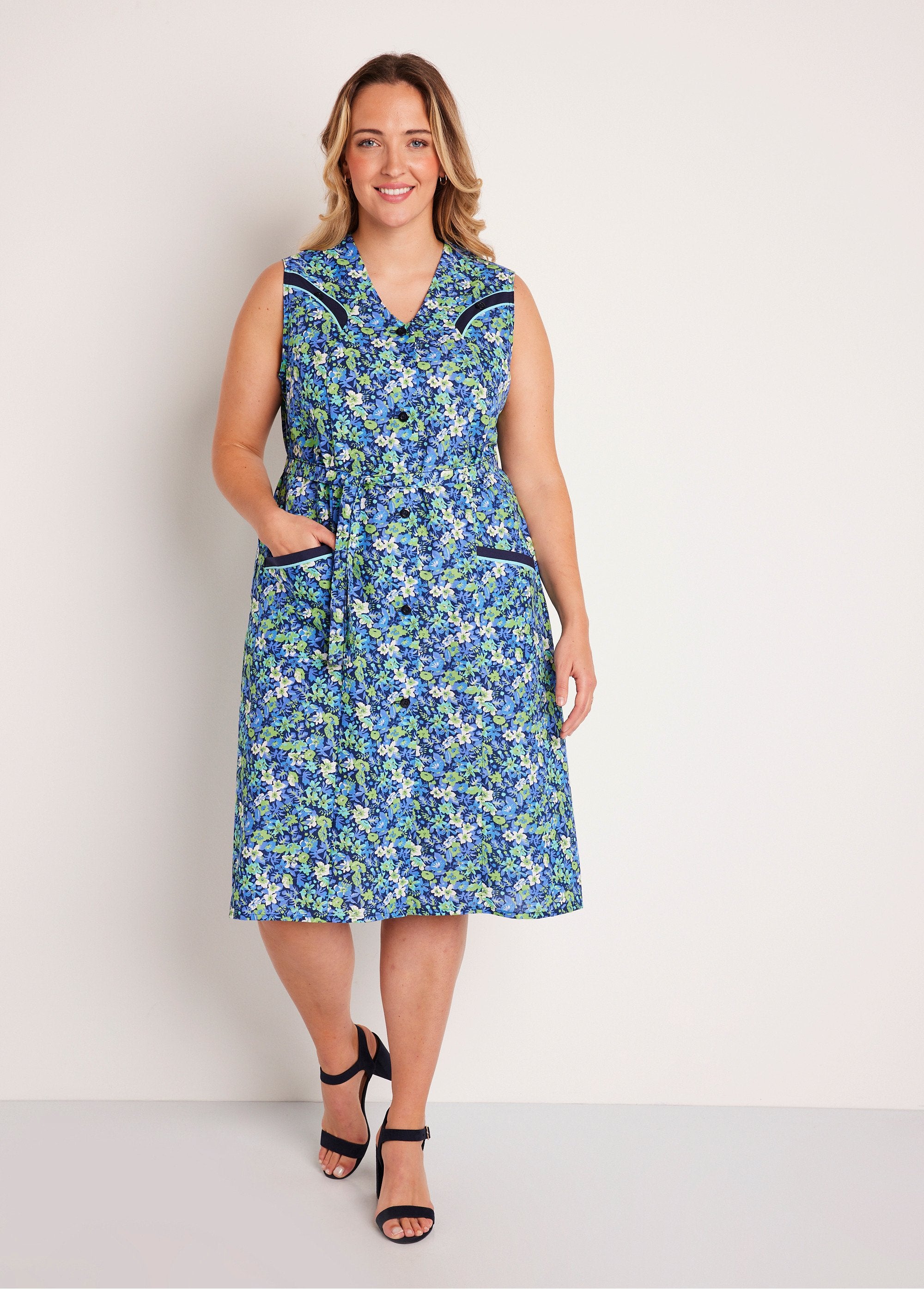 Floral_sleeveless_buttoned_apron_Navy_and_ecru_FA1_curvy