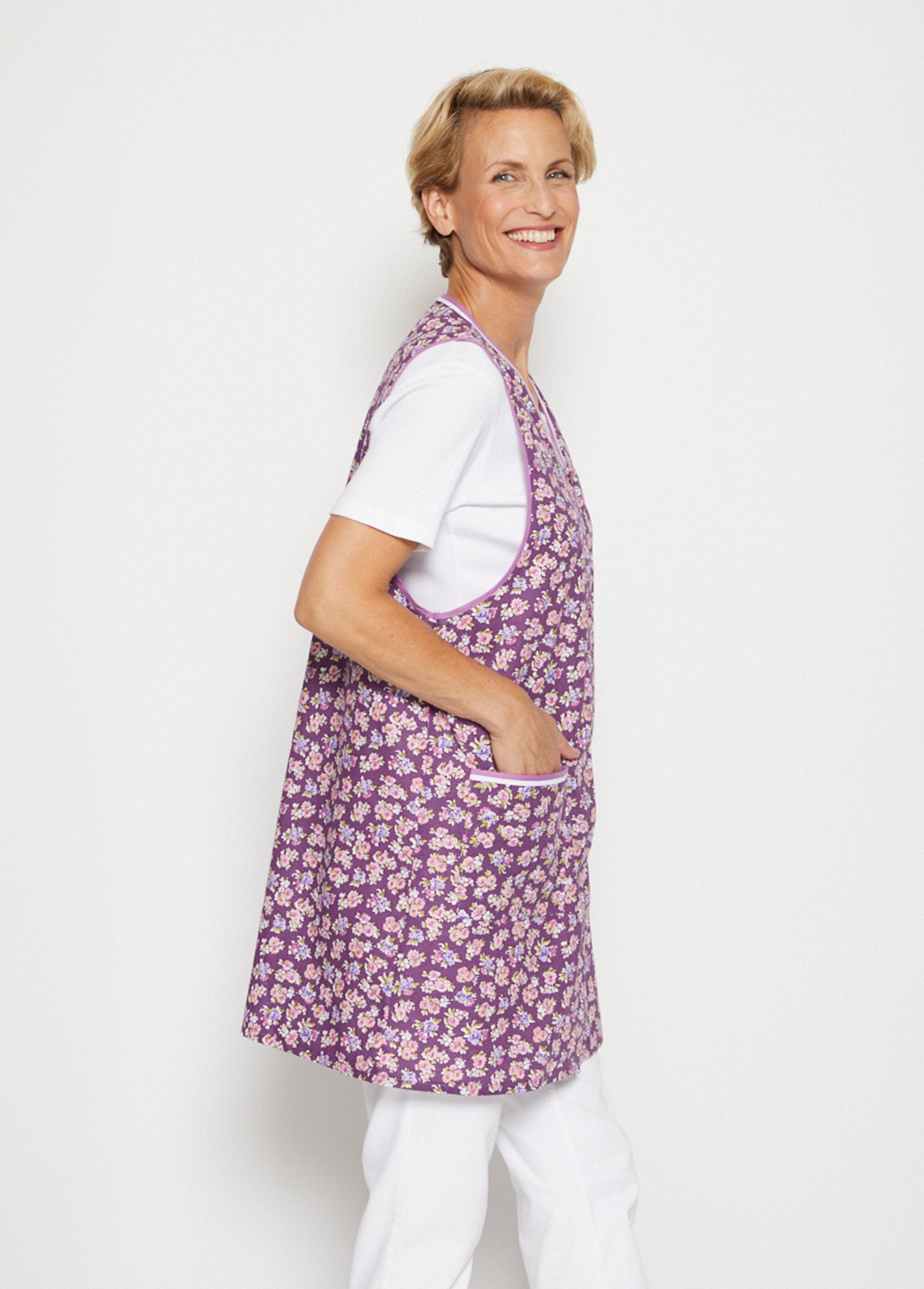 Short_printed_apron_with_wide_armholes_Parma_background_DR1_slim