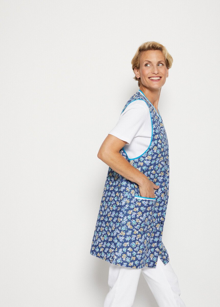 Short_printed_apron_with_wide_armholes_Navy_background_DR1_slim