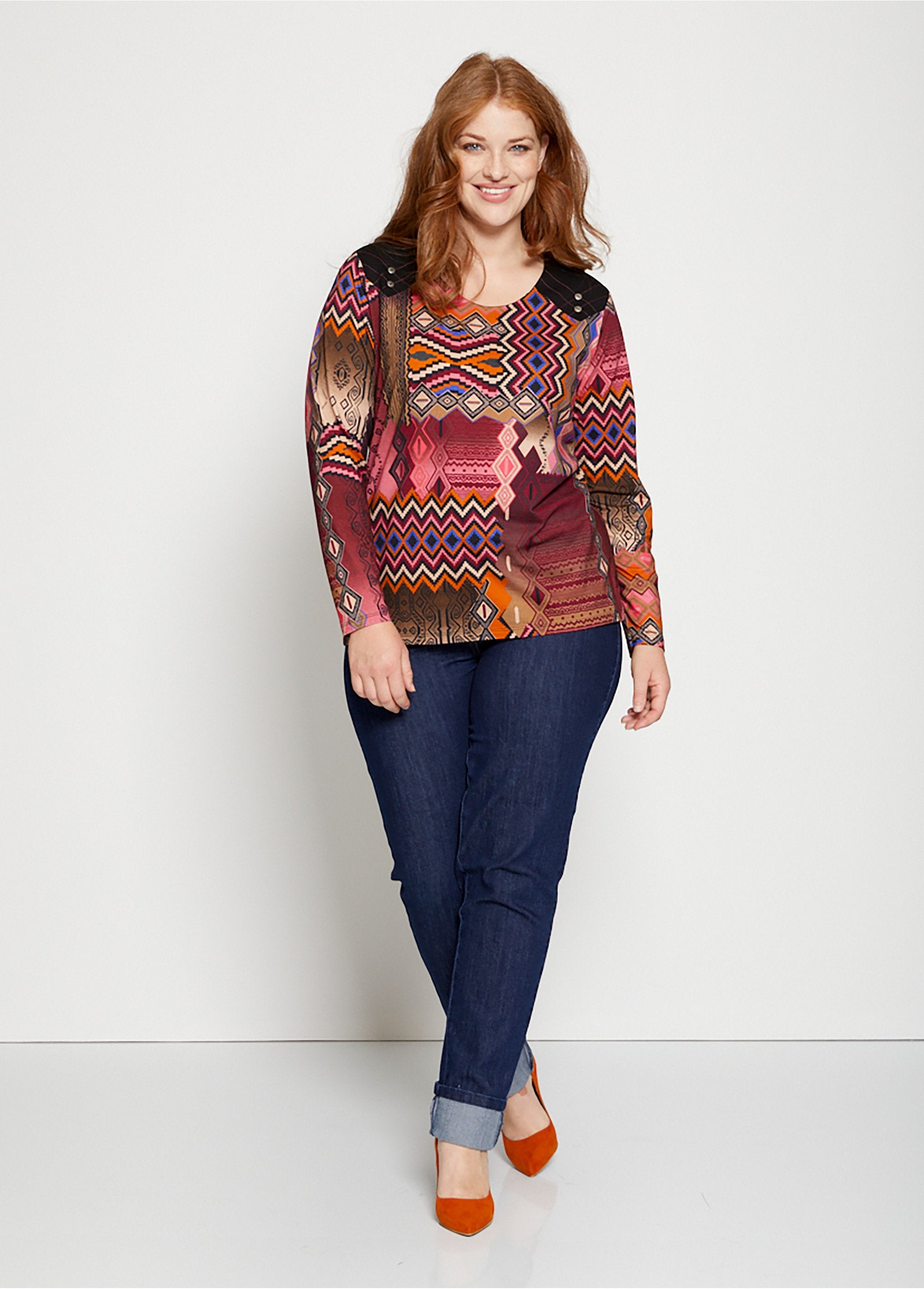 Long_stretch_knit_printed_t-shirt_Black_and_plum_SF1_curvy