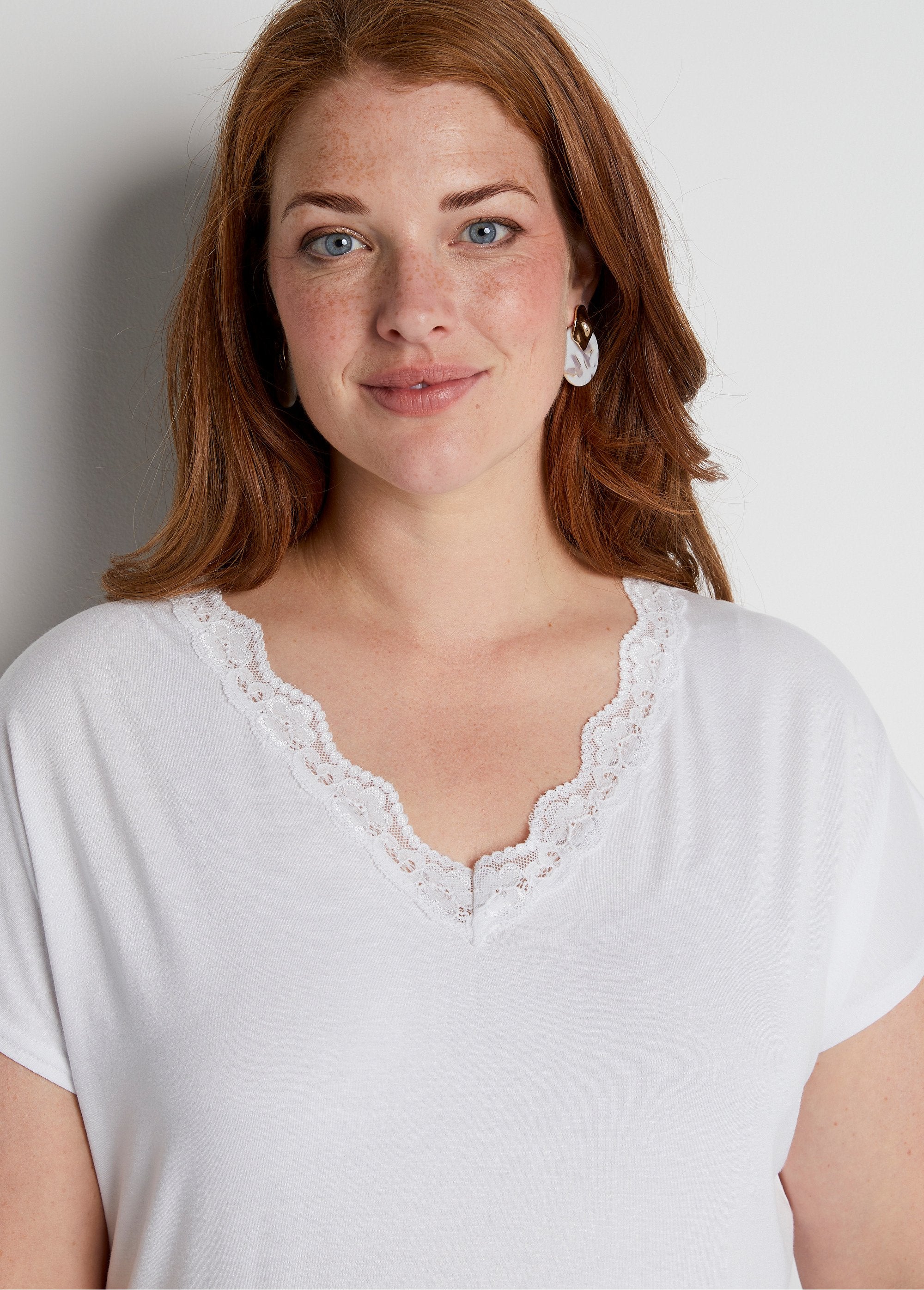 Short_stretch_lace_t-shirt_White_DE1_curvy