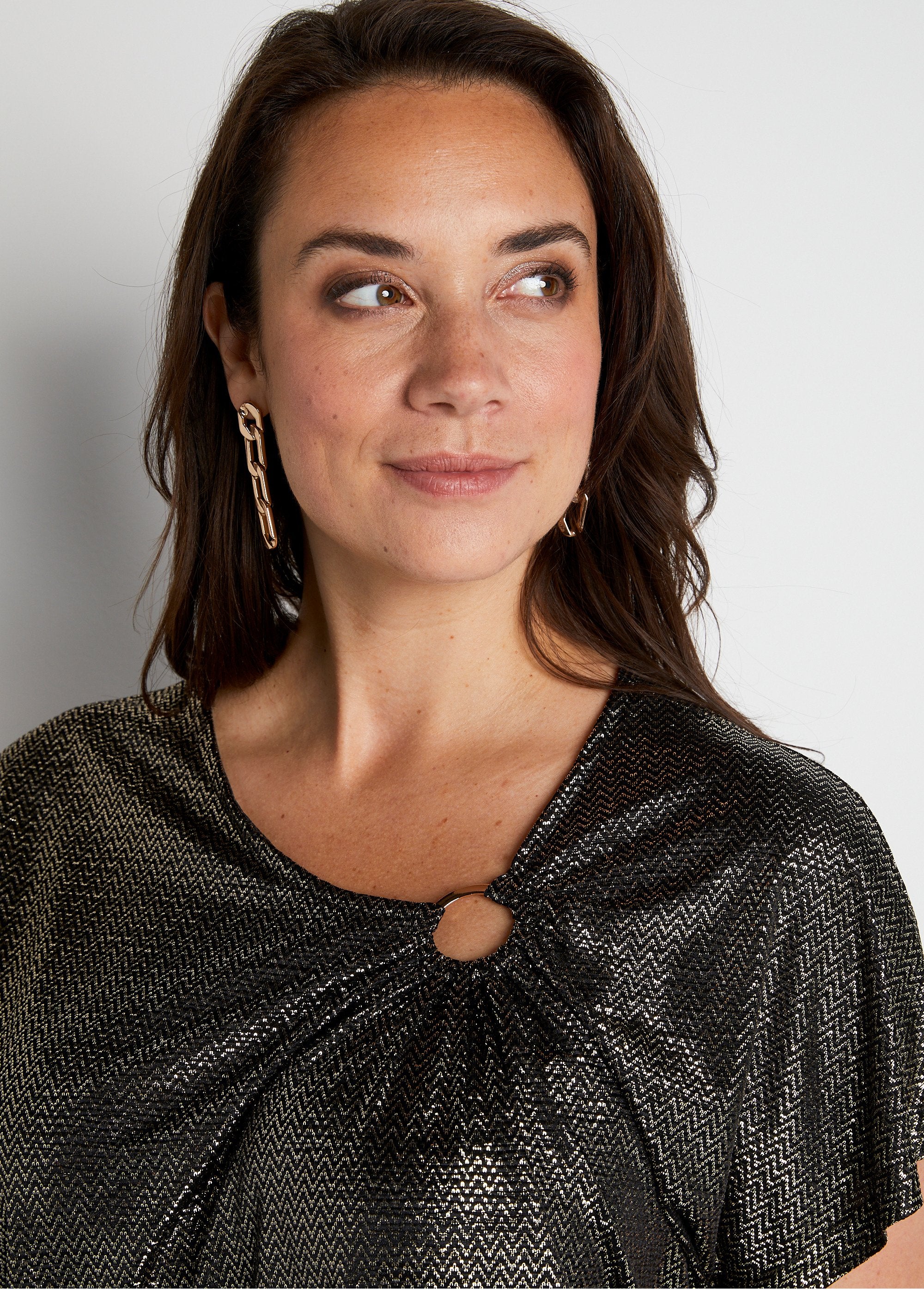 Shiny_knit_T-shirt_with_draped_neckline_Black_and_gold_DE1_curvy