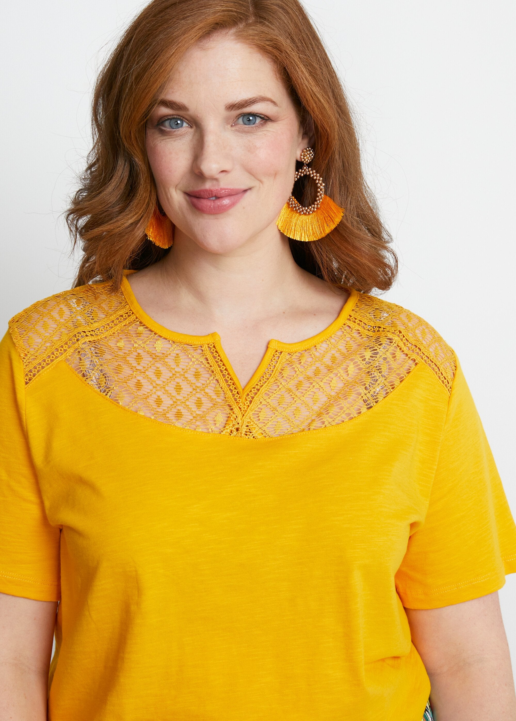 Cotton_slub_knit_lace_t-shirt_Saffron_DE1_curvy