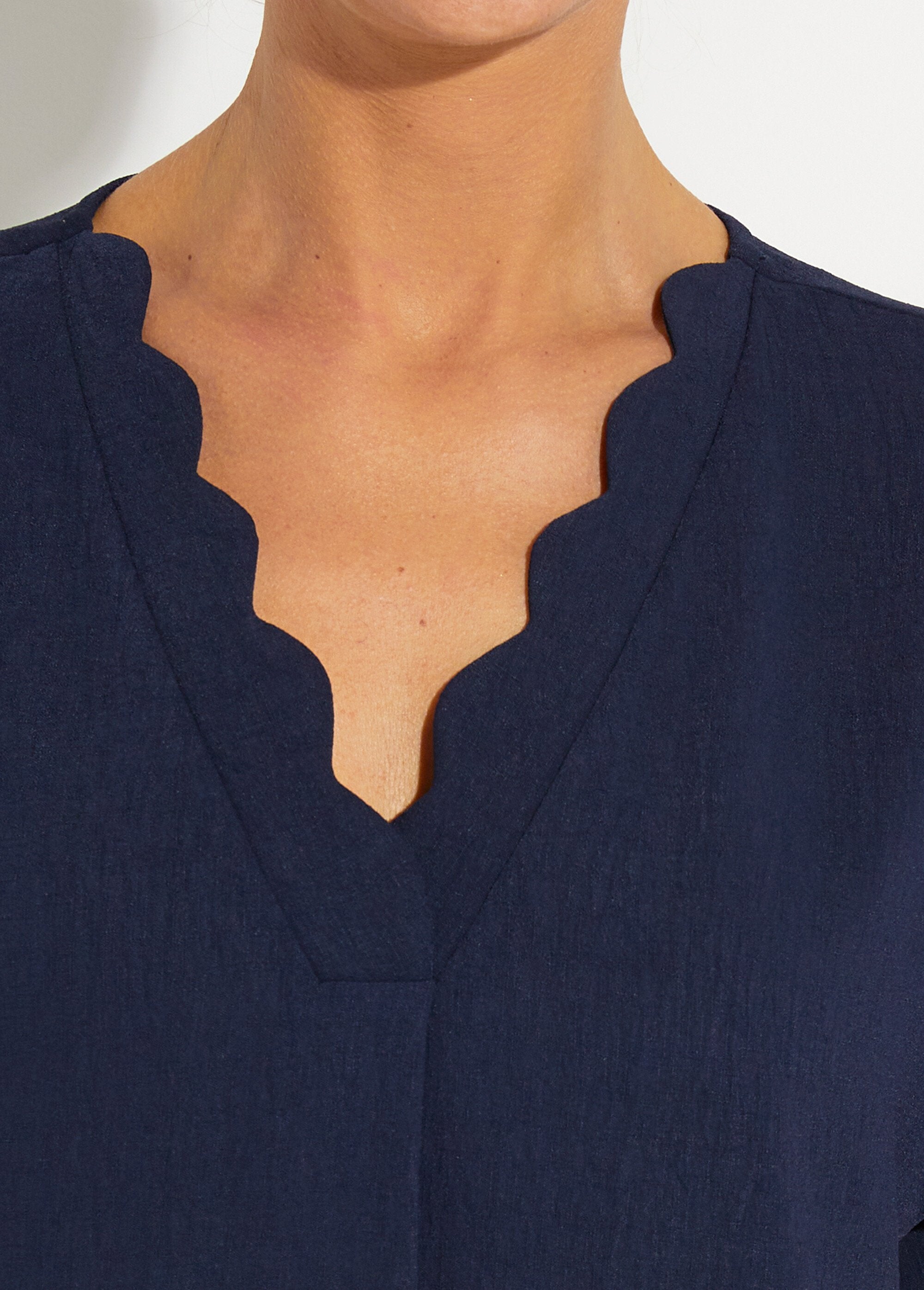 Short-sleeved_top_with_scalloped_V-neck_Marine_DE2_slim