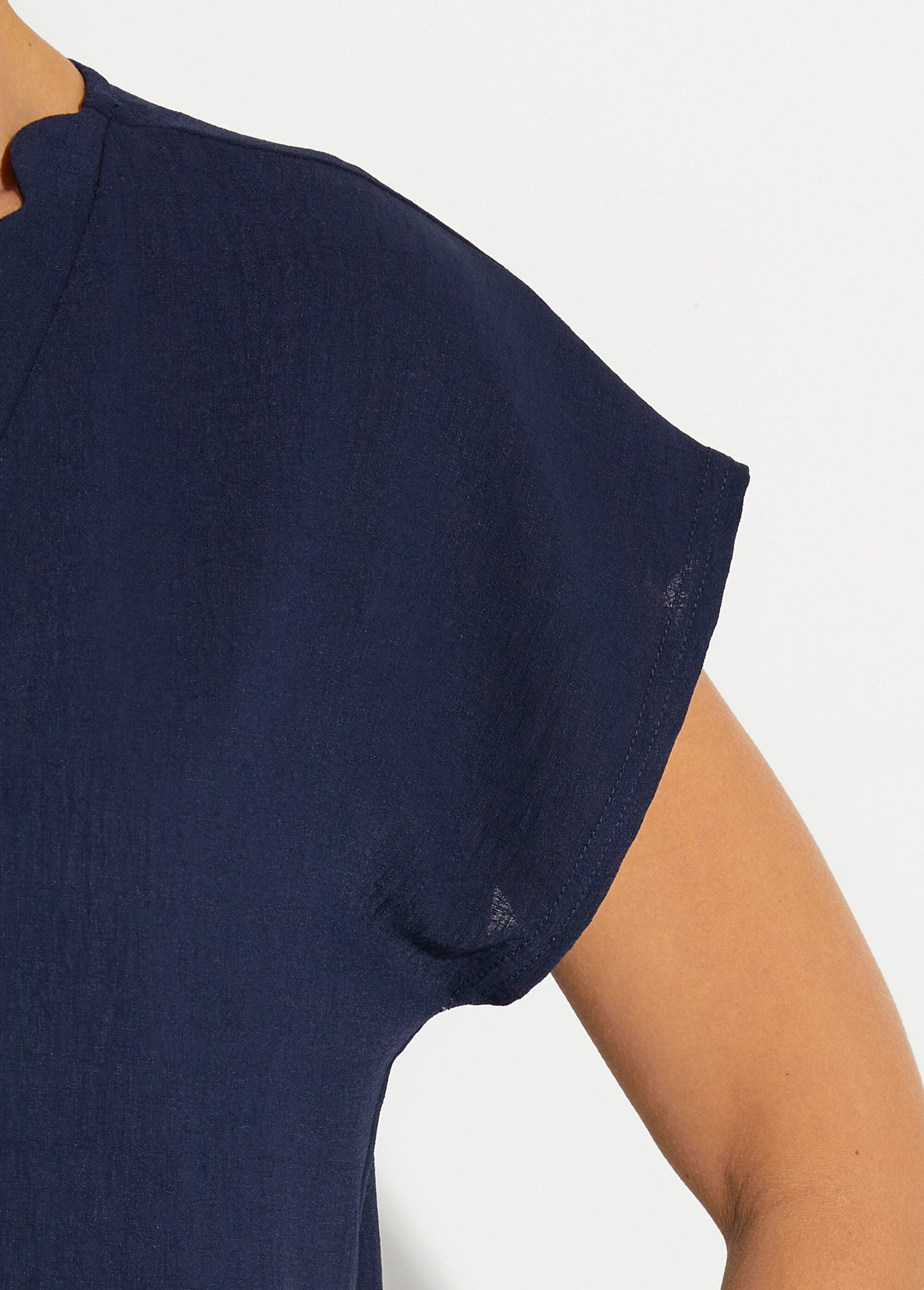 Short-sleeved_top_with_scalloped_V-neck_Marine_DE3_slim