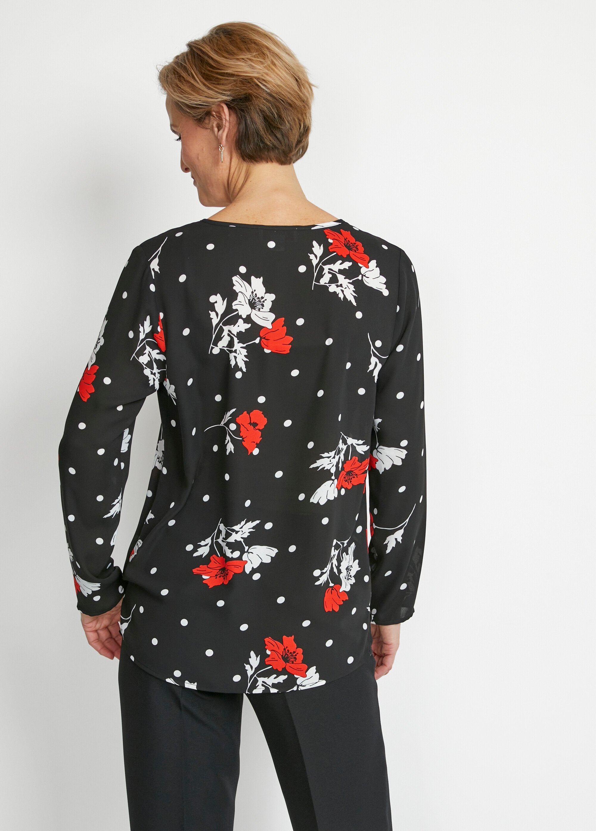 Short_straight_floral_tunic_Black_background_DO1_slim