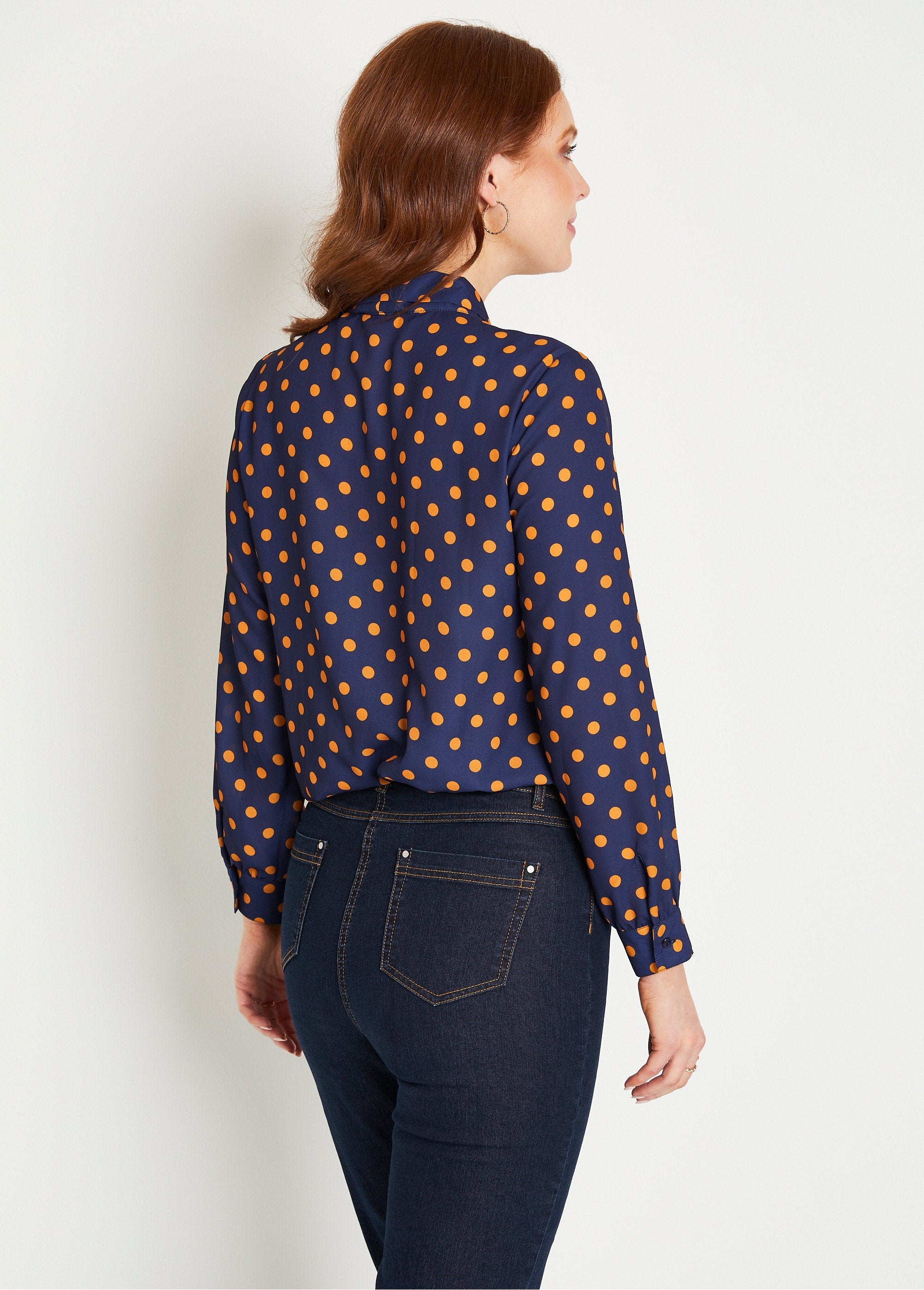 Fluid_tunic_with_plain_or_polka-dot_lavallière_collar_Navy_and_camel_DO1_slim