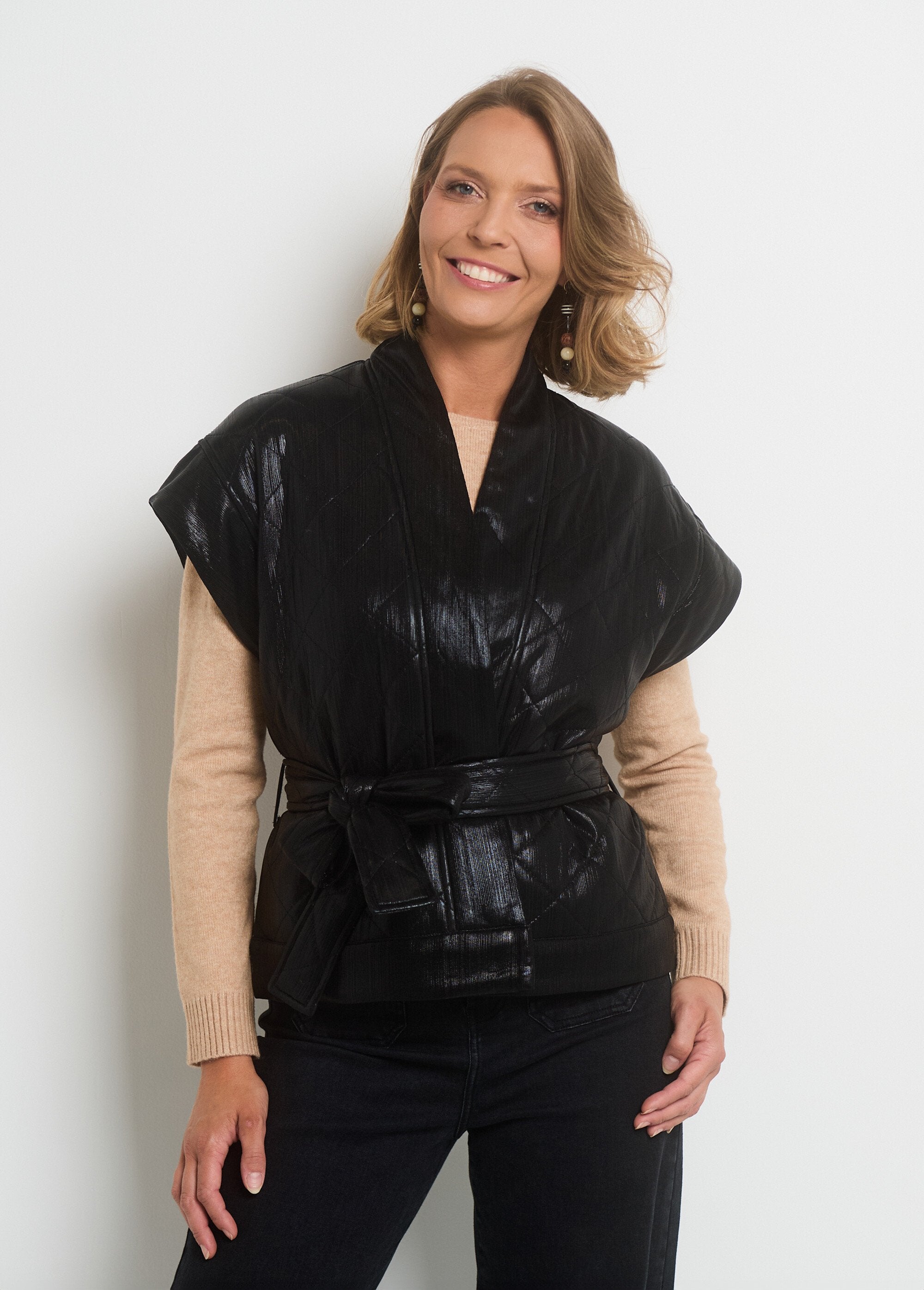 Belted_sleeveless_quilted_jacket_Glossy_black_FA1_slim