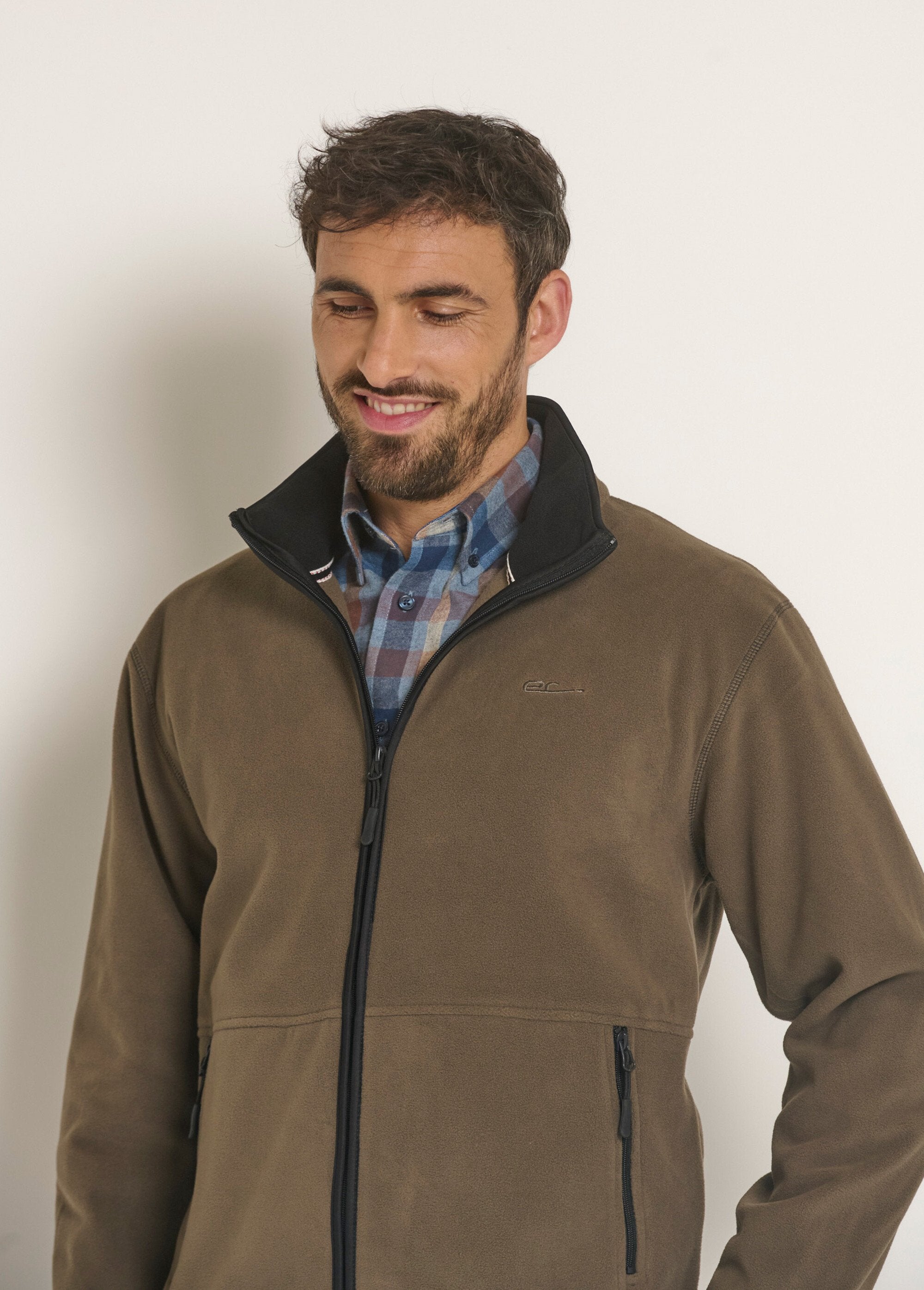 Fleece_zipped_jacket_with_stand-up_collar_Brown_DE2_slim